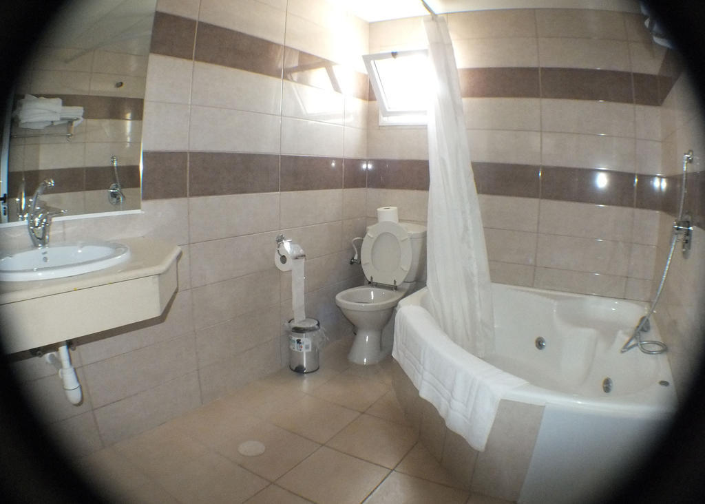 Sea Hotel And Restaurant Nahariya Ruang foto